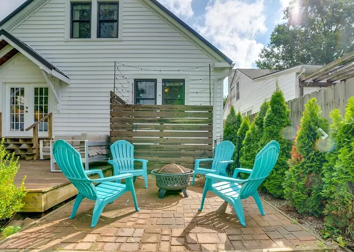 Charming Louisville Retreat With Patio And Fireplace!