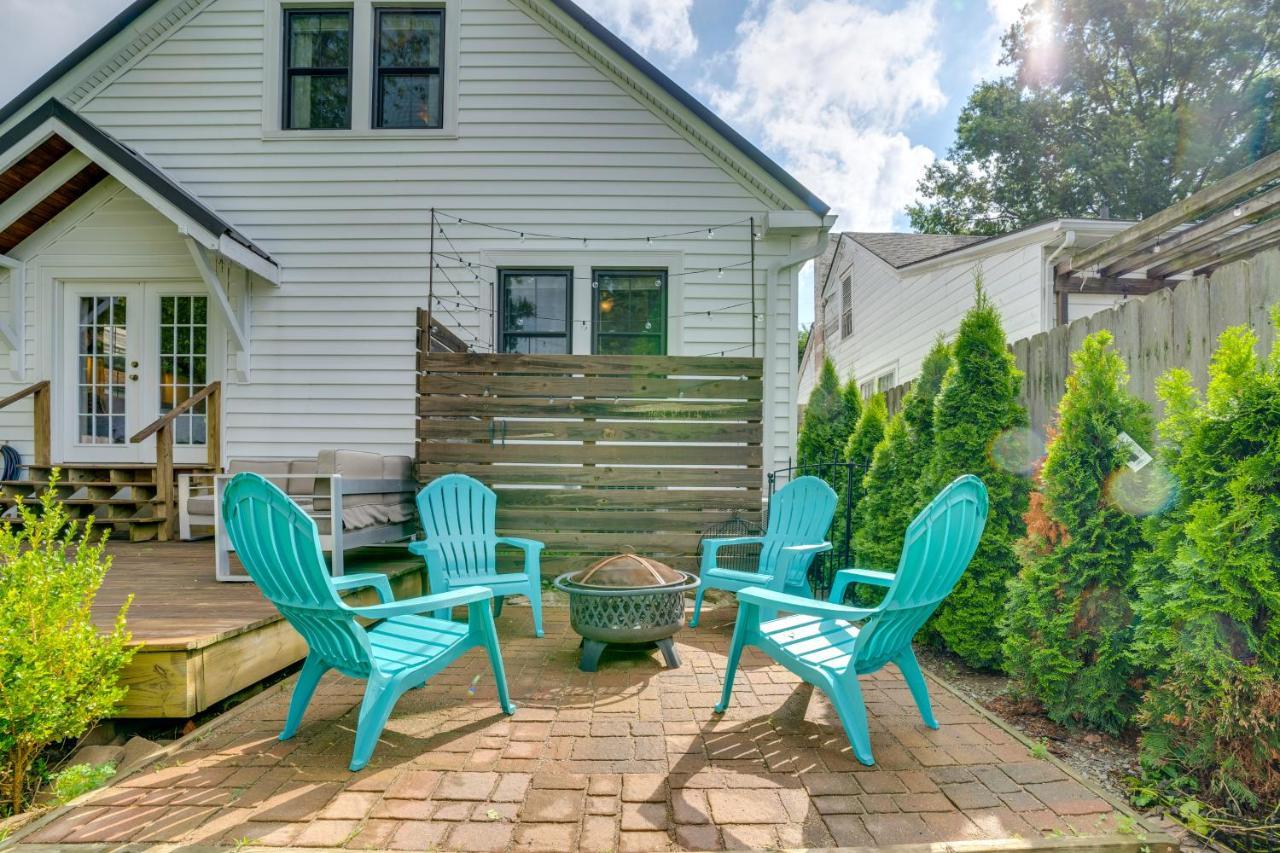 Holiday home Charming Retreat With Patio And Fireplace! *