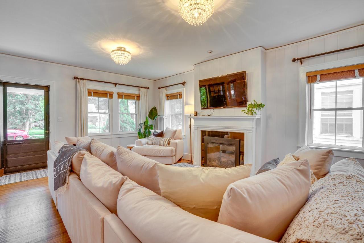 Charming Retreat With Patio And Fireplace! Holiday home Louisville