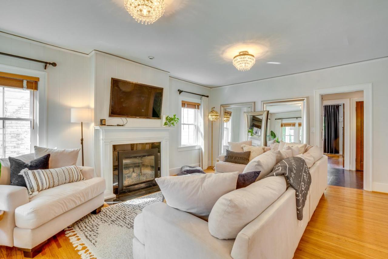 Charming Retreat With Patio And Fireplace! Holiday home Louisville
