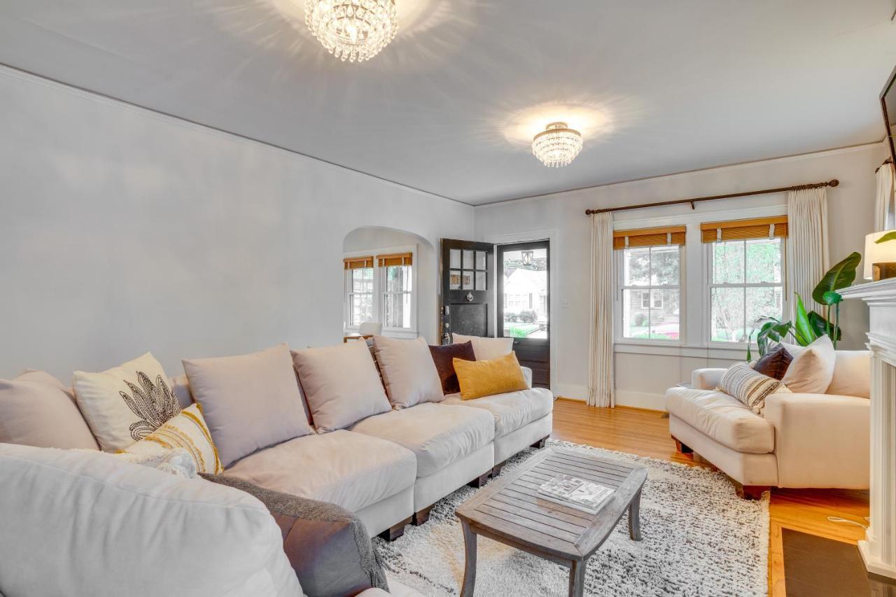 Holiday home Charming Retreat With Patio And Fireplace! *