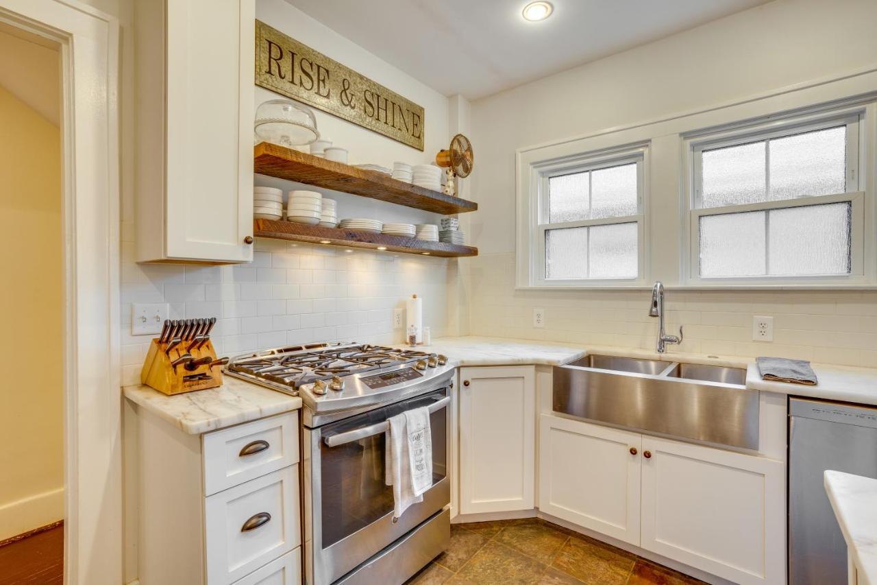 Holiday home Charming Retreat With Patio And Fireplace! Louisville