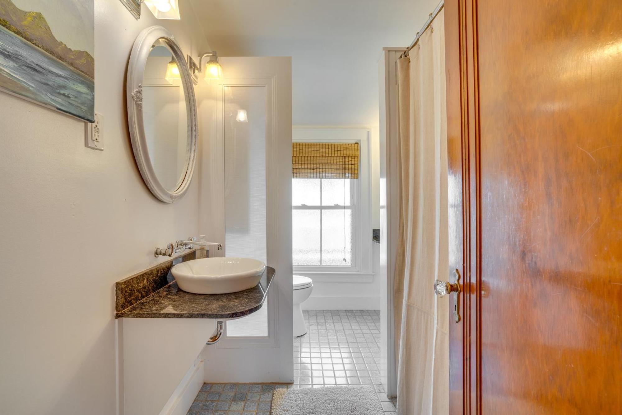Charming Retreat With Patio And Fireplace! Louisville
