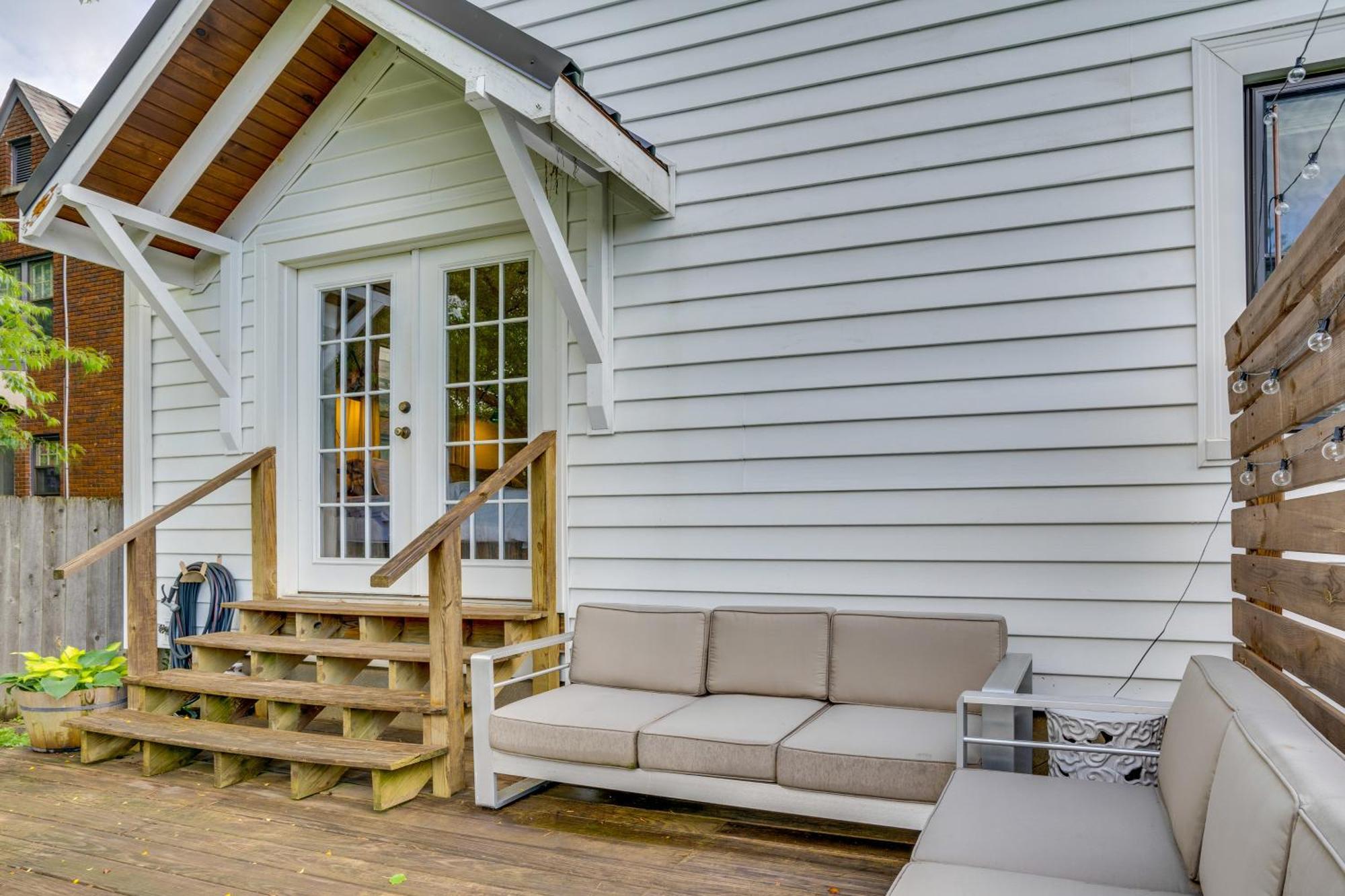 Charming Retreat With Patio And Fireplace! Holiday home Louisville