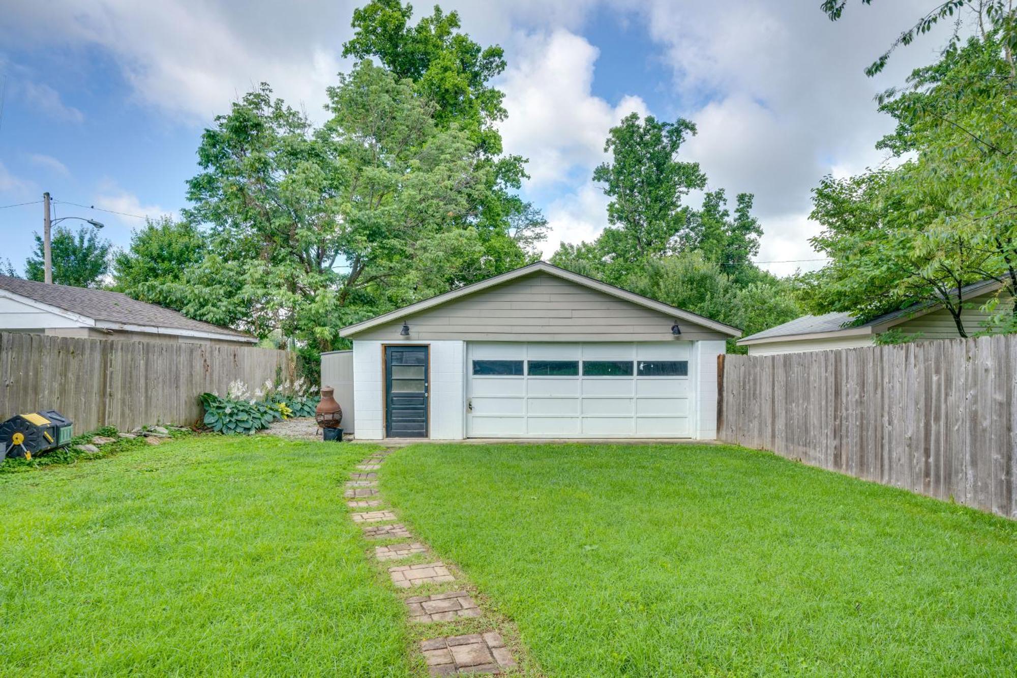 Holiday home Charming Retreat With Patio And Fireplace! Louisville