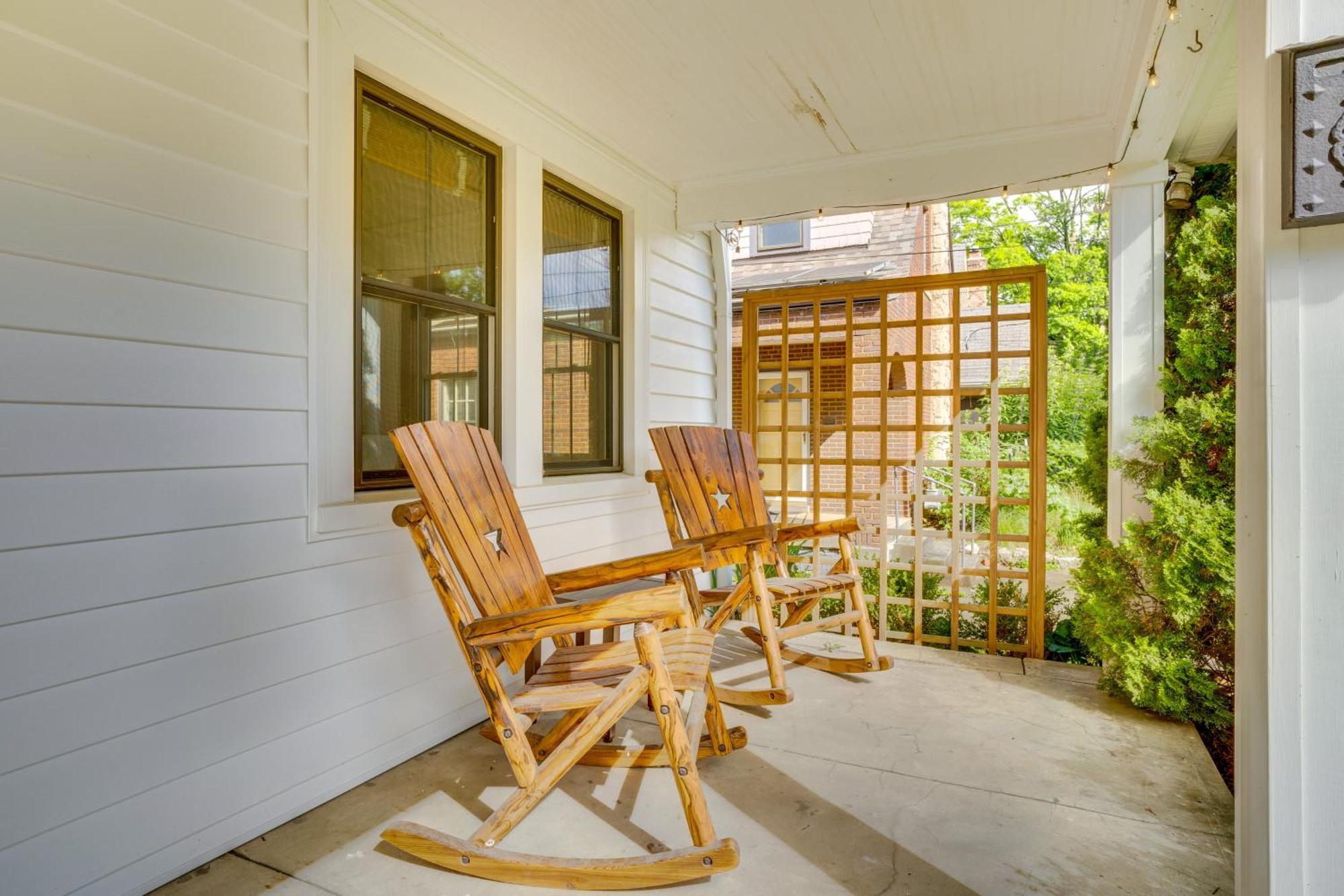 Charming Retreat With Patio And Fireplace! Holiday home Louisville