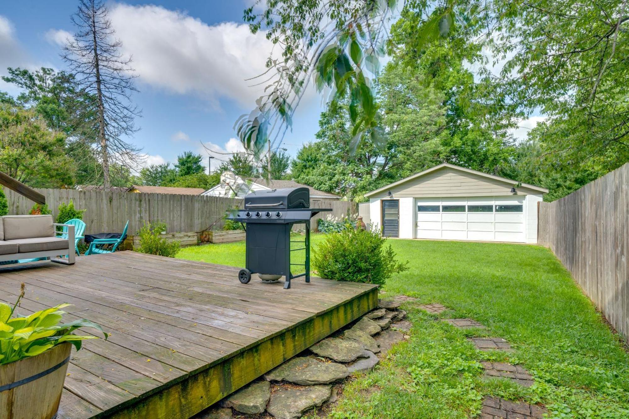 Charming Retreat With Patio And Fireplace! *